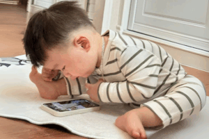 han-che-dien-thoai-cho-tre